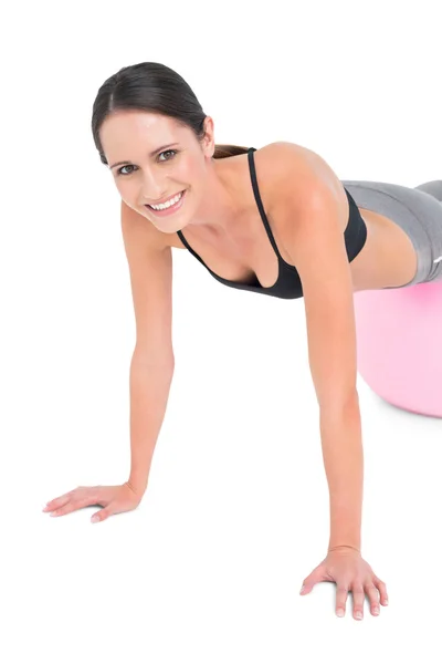 Přizpůsobit mladá žena, která dělá push up na fitness míč — Stock fotografie