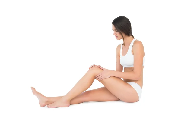 Side view of a fit young woman with knee pain — Stock Photo, Image