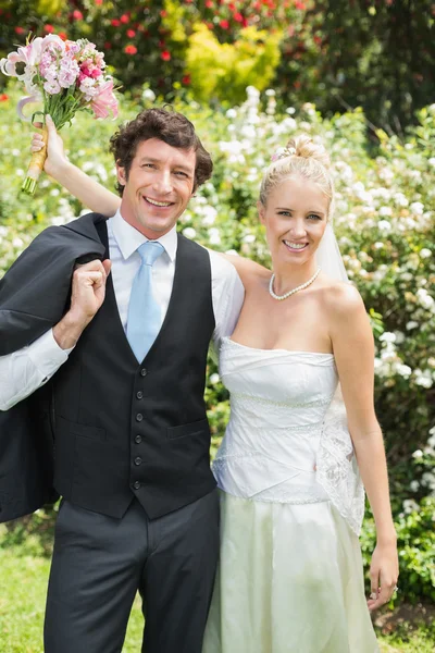 Romantique couple de jeunes mariés souriant à la caméra — Photo