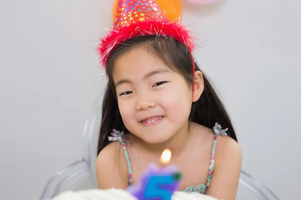 Веселая маленькая девочка на дне рождения — стоковое фото