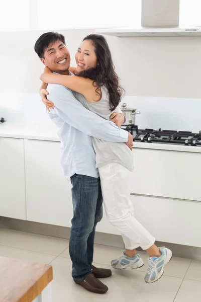 Vista laterale ritratto di una giovane coppia in cucina — Foto Stock