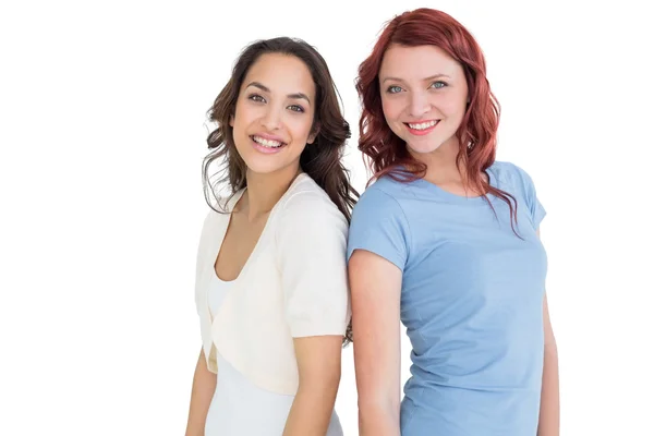 Retrato de dos jóvenes amigas sonrientes —  Fotos de Stock