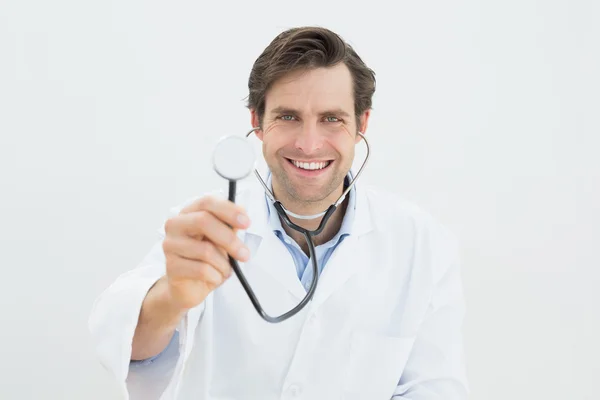 Porträt eines lächelnden Arztes mit Stethoskop Stockbild