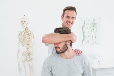 erkek bir chiropractor boyun ayarlama yaparken portresi