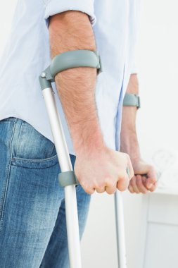 orta bölümde koltuk değneği ile genç bir adamın yakın çekim