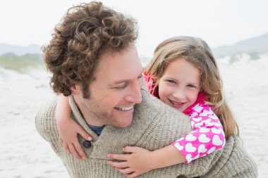 adam kızı plajda piggybacking