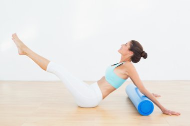 kadın fitness salonunda tekne poz yaptığını tonda