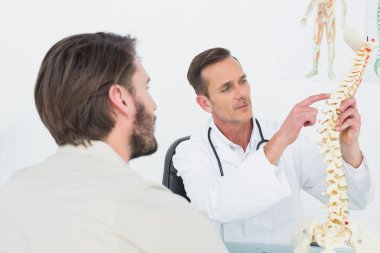 bir hasta için omurga açıklayan erkek doktor