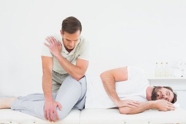 erkek fizyoterapist erkek incelenmesi