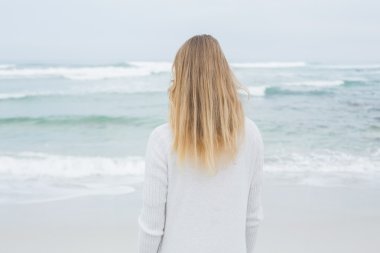 Dikiz plajda rahat sarışın