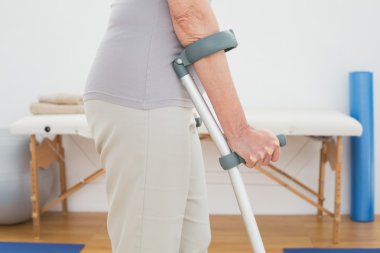 orta bölümde koltuk değneği ile bir kadının yakın çekim