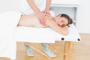 kadının geri masaj erkek fizyoterapist
