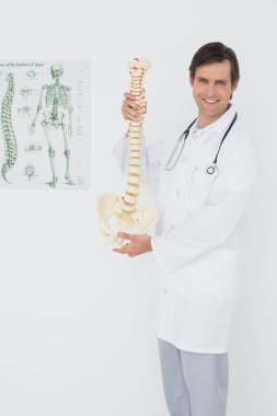 iskelet modeli holding gülümseyen erkek doktor