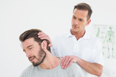 erkek masör boyun ayarlama yapıyor