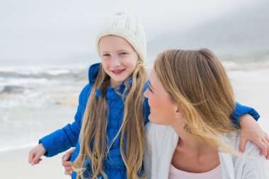 bir doktor bir bölümünü omurga hastaya açıklanması.