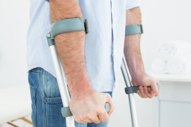 orta bölümde koltuk değneği ile genç bir adamın yakın çekim