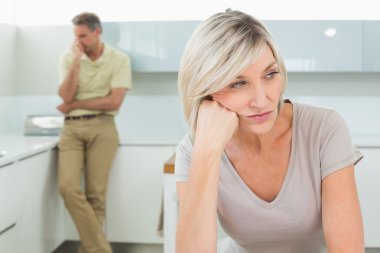 kızgın çift mutfak kavga sonra