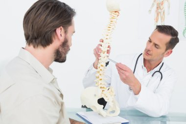 bir hasta için omurga açıklayan erkek doktor