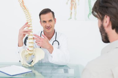 Kahvaltı yaparken metin mesajları okuma Çift