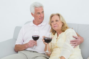 evde şarap bardakları ile rahat kıdemli Çift