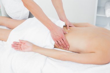 orta bölümde kadının geri masaj bir fizyoterapist