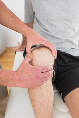 bir adam bir bölümünü incelendiğinde dizi Başlarken