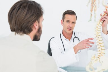 Kahvaltı yaparken metin mesajları okuma Çift