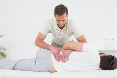 남성 physiotherapist 사람의 다시 검사