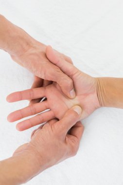 kadın hastanın palmiye inceleyerek doktor