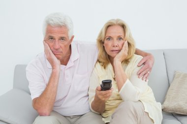 geschokt senior koppel televisie kijken
