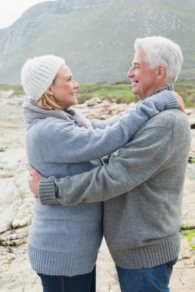 Zijaanzicht van een romantische senior koppel — Stockfoto