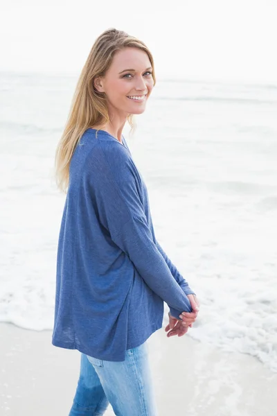 Porträt einer lächelnden, lässigen Frau am Strand — Stockfoto