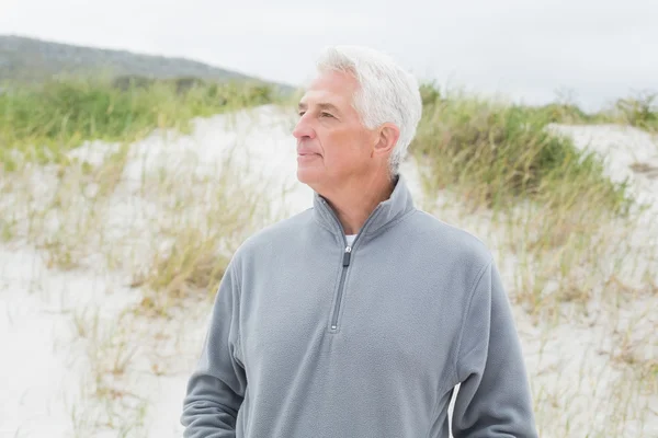 Hombre mayor casual contemplativo en la playa — Foto de Stock