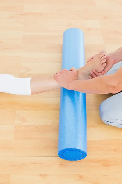 Physical therapist examining a woman's leg — Stock Photo, Image