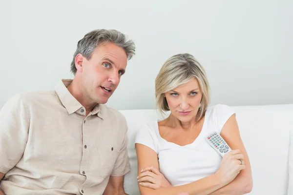 Couple regardant la télévision dans le salon — Photo