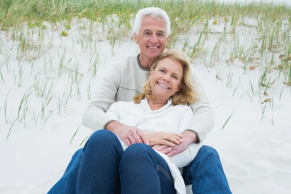 Pareja mayor romántica relajándose en la playa — Foto de Stock