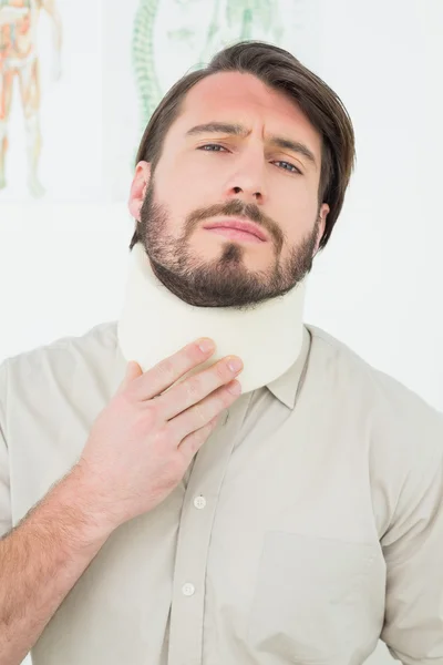 Portret van een jonge man die lijden aan nekpijn — Stockfoto