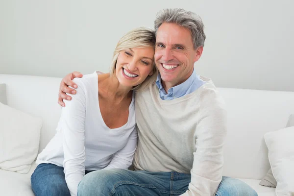 Retrato de um casal feliz na sala de estar — Fotografia de Stock