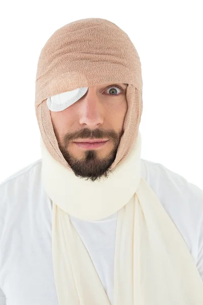 Retrato de cerca de un hombre con la cabeza atada en un vendaje —  Fotos de Stock