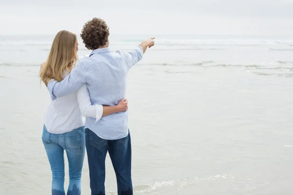 Achteraanzicht van een paar op zoek op zee — Stockfoto