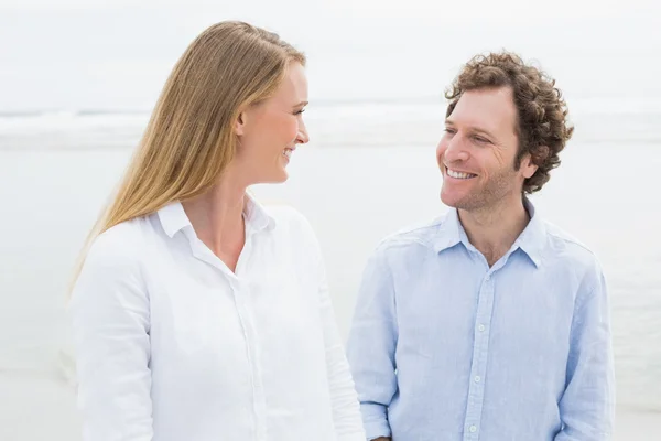 Paar kijken elkaar op strand — Stockfoto