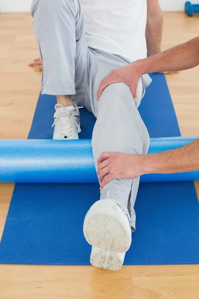 Fisioterapeuta examinando perna do homem — Fotografia de Stock