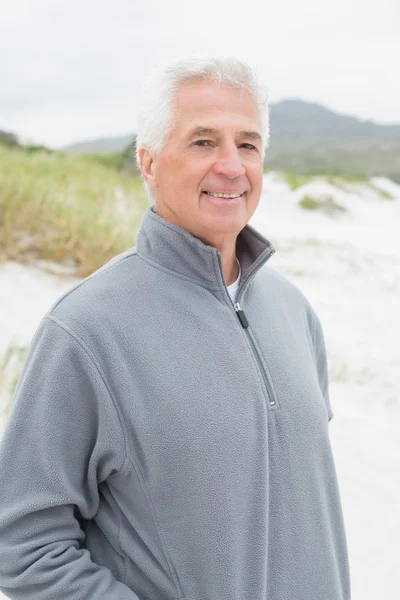 Ritratto di un uomo anziano casuale sorridente in spiaggia — Foto Stock