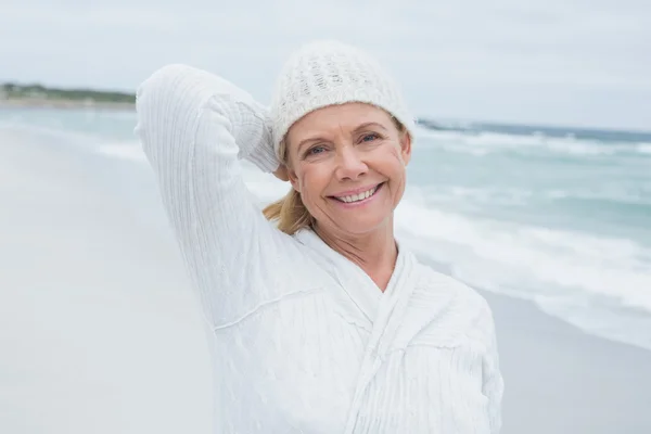 Porträt einer lächelnden Seniorin am Strand — Stockfoto