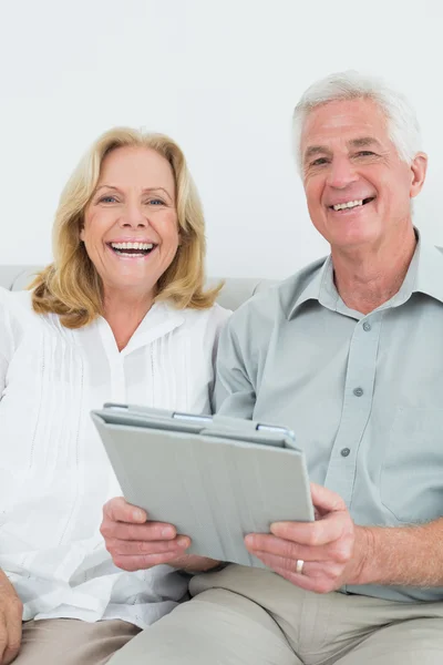Seniorenpaar mit digitalem Tablet zu Hause — Stockfoto