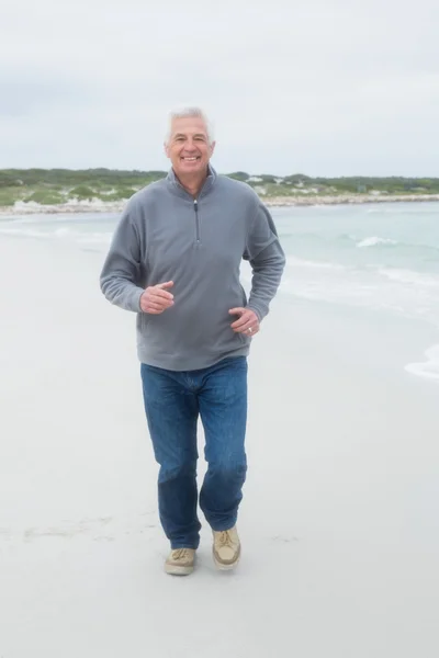 Toute la longueur d'un homme âgé courant à la plage — Photo