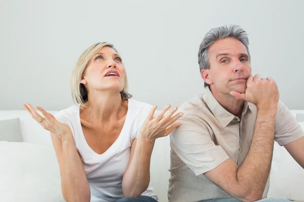 Couple se disputant à la maison — Photo