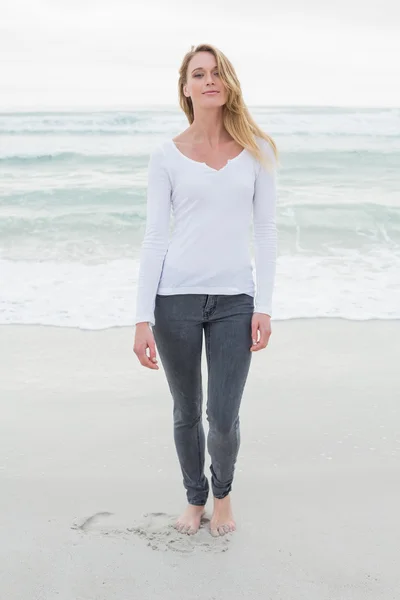 Porträt einer schönen, lässigen Frau am Strand — Stockfoto