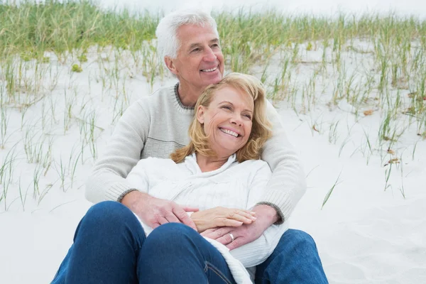 Casal sênior romântico relaxante na praia — Fotografia de Stock