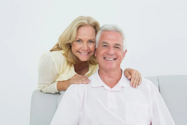 Retrato de una pareja mayor en casa — Foto de Stock